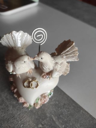 Figuras de palomas de resina sobre corazón