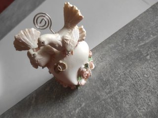Figuras de palomas de resina sobre corazón
