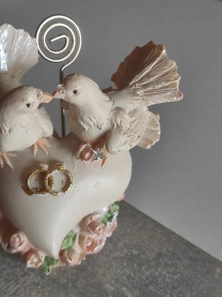 Figuras de palomas de resina sobre corazón