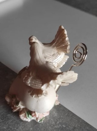 Figuras de palomas de resina sobre corazón