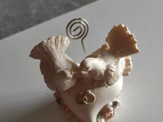 Figuras de palomas de resina sobre corazón