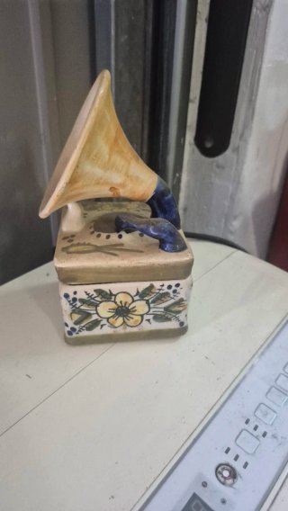 Caja cerámica decorada gramófono