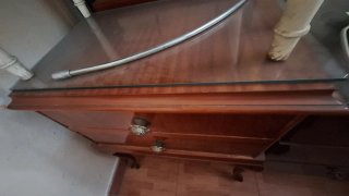 Mesilla de madera con cajones y cristal