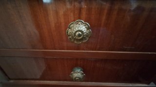 Mesilla de madera con cajones y cristal