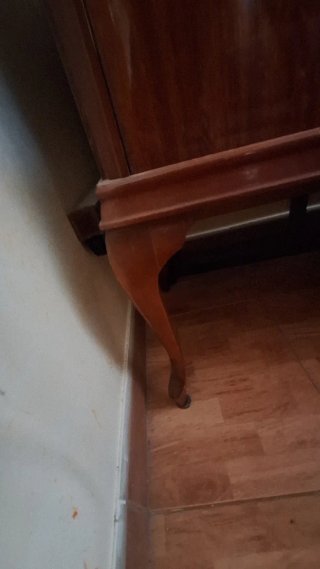 Mesilla de madera con cajones y cristal