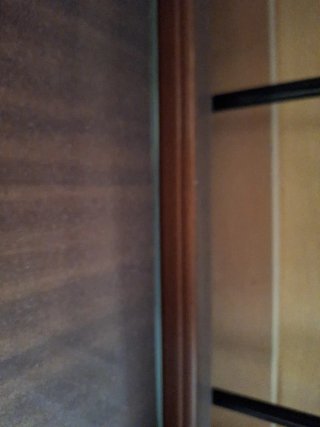 Mesilla de madera con cajones y cristal