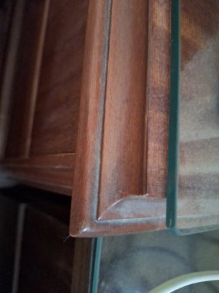 Mesilla de madera con cajones y cristal