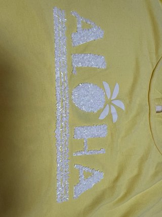 Camiseta amarilla con estampado ALOHA