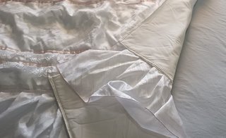Colcha de cuna con volantes y lazos