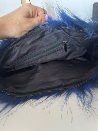 Borsa tracolla effetto pelliccia blu