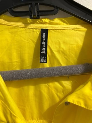 Cortavientos Stradivarius Amarillo Talla L