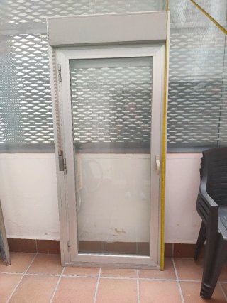 Puerta Balconera Aluminio Gris con Persiana