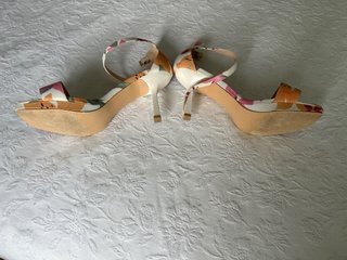 Sandalias LALA tacón floral