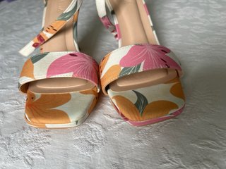 Sandalias LALA tacón floral
