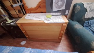 Cajonera de madera color beige y marrón