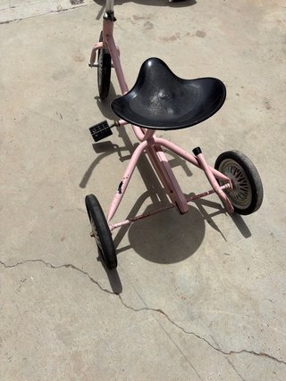 Triciclo rosa antiguo