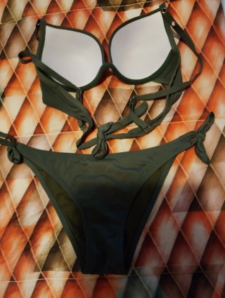 Bikini nero e verde militare