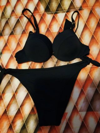 Bikini nero e verde militare