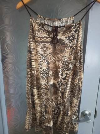Camiseta estampada beige y marrón