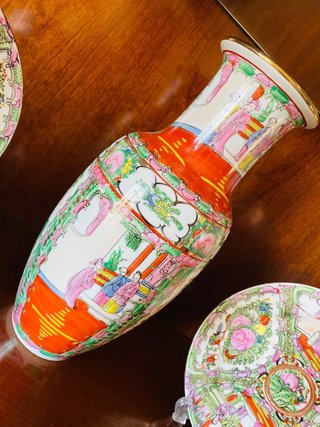 Vaso e piatti decorativi giapponesi