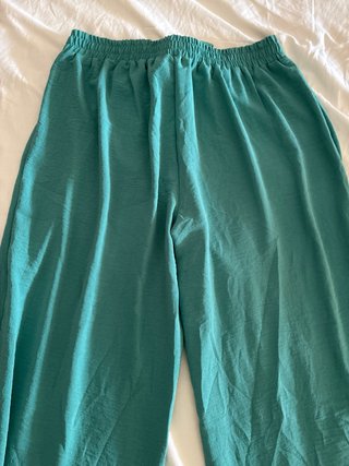 Pantalón fluido con abertura lateral