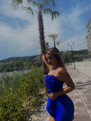 Vestido elegante azul con flor