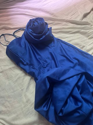 Vestido elegante azul con flor