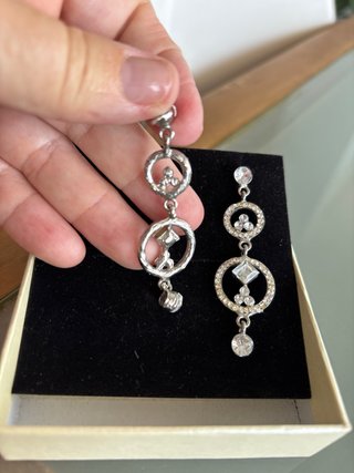 Pendientes colgantes plateados con pedrería
