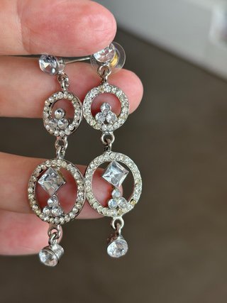 Pendientes colgantes plateados con pedrería