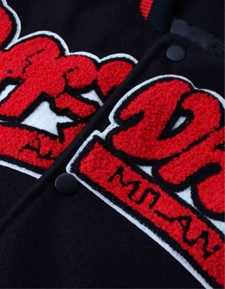 Chaqueta bomber negra con detalles rojos