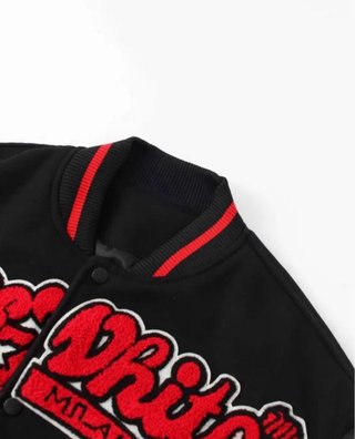 Chaqueta bomber negra con detalles rojos