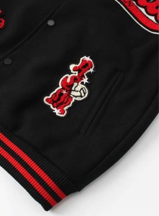 Chaqueta bomber negra con detalles rojos