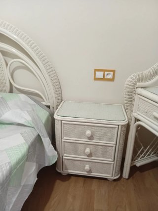 Tocador y mesita de noche de mimbre