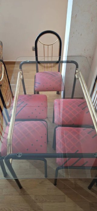 Mesa cristal y 5 sillas doradas