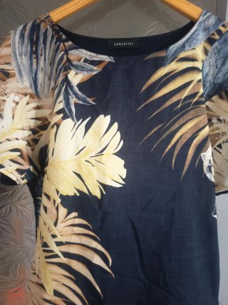 Camiseta Cortefiel hojas tropicales