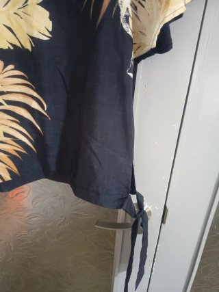 Camiseta Cortefiel hojas tropicales