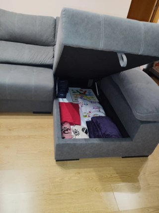 Sofá chaise longue gris con arcón y taburetes