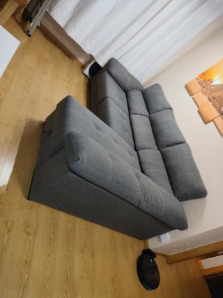 Sofá chaise longue gris con arcón y taburetes
