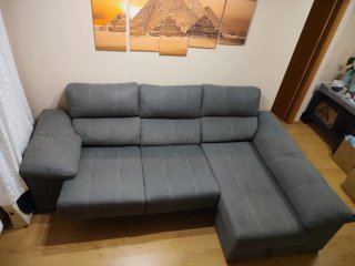 Sofá chaise longue gris con arcón y taburetes