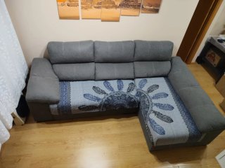 Sofá chaise longue gris con arcón y taburetes