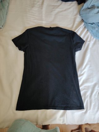Camiseta negra con estampado de gatos