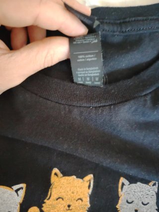 Camiseta negra con estampado de gatos