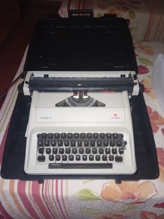 Máquina de escribir Olympia Carina 3