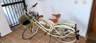 Bicicleta de paseo color crema