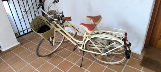 Bicicleta de paseo color crema
