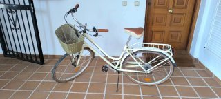 Bicicleta de paseo color crema