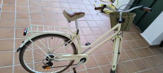 Bicicleta de paseo color crema