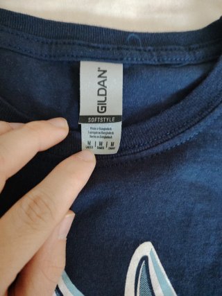 Camiseta azul con estampado de conejo