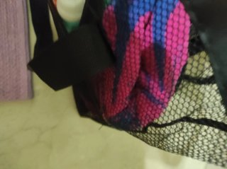 Bolso de playa negro y morado