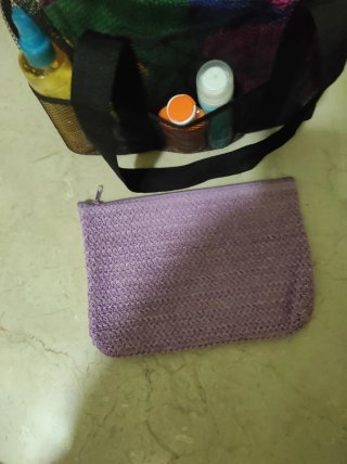 Bolso de playa negro y morado